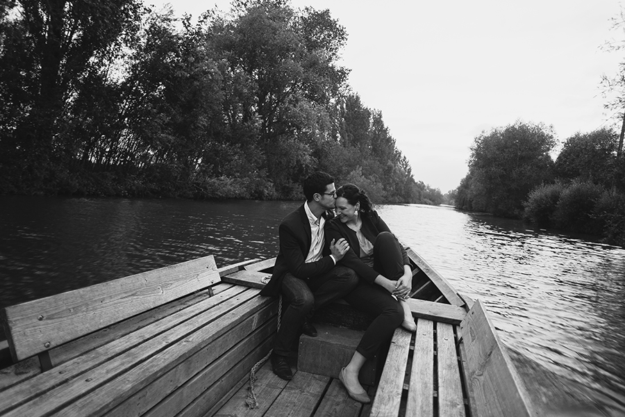 Séance-engagement-dans-les-marais-bacove-barque-Marine-Szczepaniak-photographe-mariage-nord-pas-de-calais-12