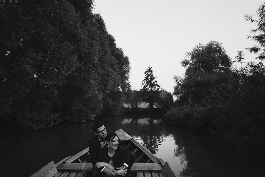 Séance-engagement-dans-les-marais-bacove-barque-Marine-Szczepaniak-photographe-mariage-nord-pas-de-calais-14